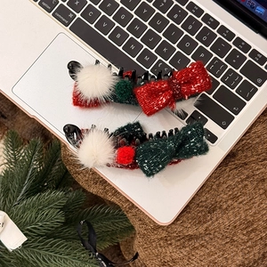 Festliche rote und grüne Tweed-Haarklammern mit weißen Pelzbommeln für Weihnachten