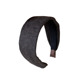 Serre-tête en laine tricotée grise pour femme avec texture pelucheuse sur fond blanc