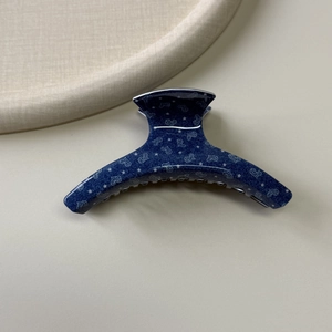 Pinza per capelli in acetato blu scuro con motivi a cuore e stelle bianche per donna