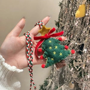 Detailansicht eines handgefertigten Filz-Weihnachtsbaum-Anhängers mit roter Schleife