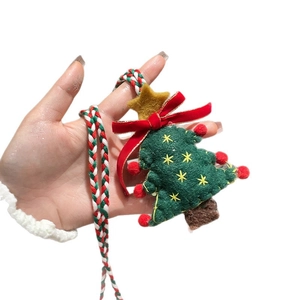 Grüner Weihnachtsbaum-Anhänger aus Filz mit roter Schleife und bunter geflochtener Kordel