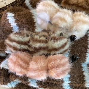 Pinces à cheveux d'hiver avec pompons en fausse fourrure en crème marron et rose