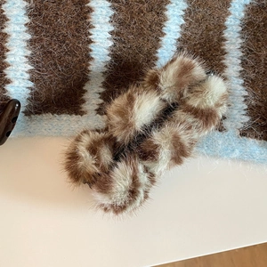 Détail de la pince banane en fausse fourrure pelucheuse avec motifs tabby pour l'hiver