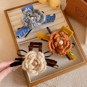 Trois élégantes pinces à cheveux avec fleurs au crochet, perles et flocage sur plateau