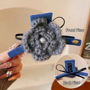 Pince à cheveux en velours bleu avec fleur en laine et perle, vue de face et de l'arrière
