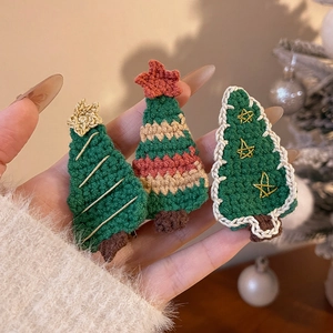 Détail de trois barrettes sapin de Noël faites main au crochet en laine douce