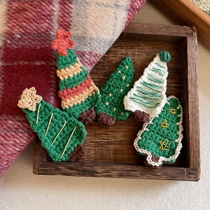 Lot de barrettes sapin de Noël en crochet fait main de diverses couleurs sur bois