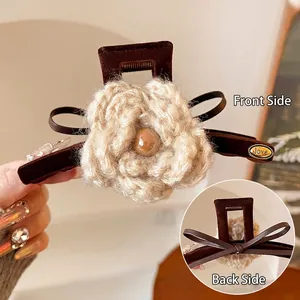 Vue détaillée de la pince à cheveux fleurie avec tissu velours et fleur tricotée
