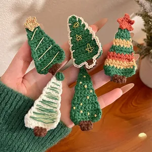 Détails de cinq barrettes sapin de Noël en tricot fait main avec des étoiles