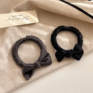 Elegante satijnen scrunchie set met strik in zwart en antracietgrijs, elastisch