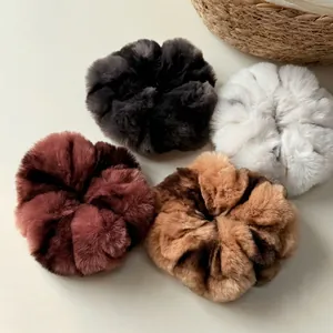 Lot de chouchous en peluche en gris, crème et marron pour la coiffure d'hiver