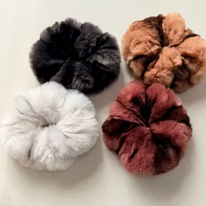 Lot de quatre chouchous en fausse fourrure pelucheuse en gris, camel, blanc et bordeaux