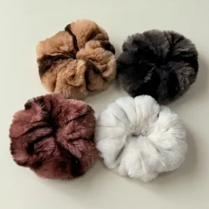 Lot de quatre chouchous en peluche douce aux couleurs d'automne marron, gris et crème