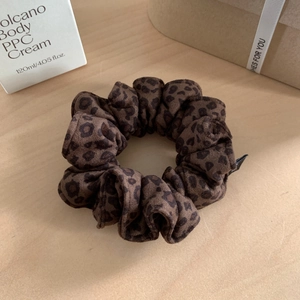 Elegante elastico per capelli con stampa leopardata marrone su legno