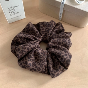 Elastico per capelli chic con stampa leopardata in morbido velluto per acconciature
