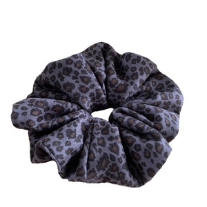 Elastico scrunchie leopardato viola scuro con morbida trama in velluto per capelli donna