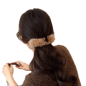 Graziosa clip per capelli a forma di orsetto di peluche marrone con nastro nero elegante