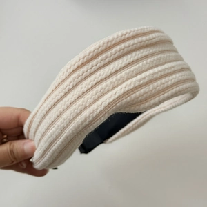 Vue détaillée de la texture tricotée beige et de la doublure antidérapante du bandeau