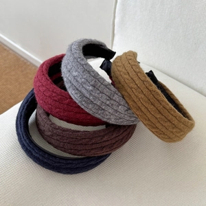 Détail des bandeaux en tricot torsadé avec texture tissée et doublure antidérapante