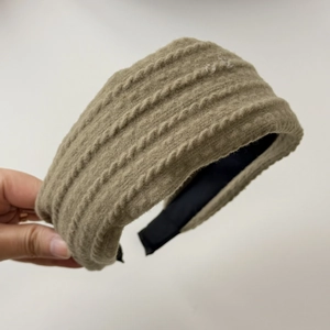 Gros plan du bandeau en maille marron avec texture torsadée et doublure antidérapante noire