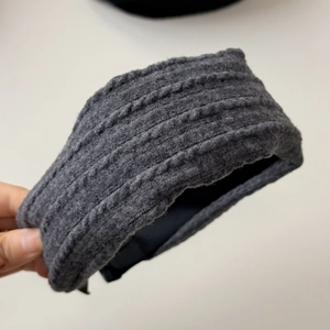 Vue détaillée du bandeau tricoté gris à rayures avec doublure intérieure antidérapante
