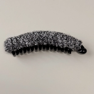 Dettaglio del tessuto tweed con motivo leopardato bianco e nero su questo fermaglio