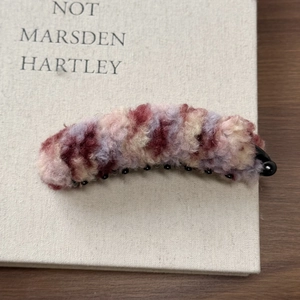 Gros plan d'une barrette banane en peluche sur un livre montrant la texture douce