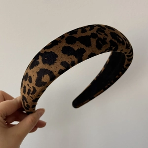 Detail of leopard print wide headband featuring non-slip lining and thick velvet texture