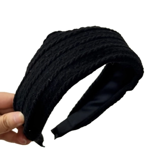 Bandeau large tricoté noir avec texture à rayures rétro pour un look sophistiqué