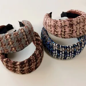Detail von vier verschiedenen Tweed-Stirnbändern in Pink, Blau und braunem Karomuster