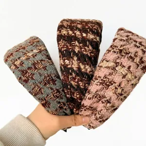 Drei elegante breite Tweed-Haarbänder in Graubraun, Dunkelbraun und Rosa für den Winter