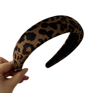 Classic leopard print wide headband for women made of soft plush velvet material
