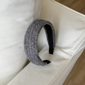 Détail de la texture torsadée du bandeau gris et de la doublure lisse pour l'hiver
