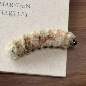 Détail montrant la texture en peluche douce et le mécanisme robuste de cette pince à cheveux