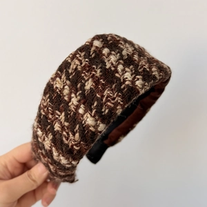 Detail der Tweed-Haarband-Textur mit braun-beigem Gewebe und Satin-Innenseite