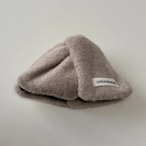 Détail de la pince à cheveux en peluche grise avec étiquette tissée Little Freshness