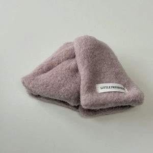 Pince à cheveux triangle en peluche rose poudré avec étiquette Little Freshness