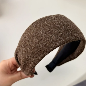 Détail de la texture en mohair et de la conception épaisse de ce serre-tête marron