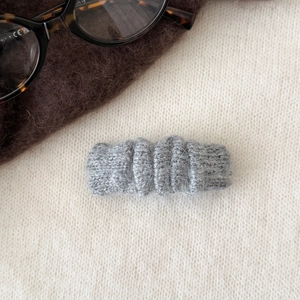 Barrette BB en tricot gris doux avec texture mohair pour un style hivernal chic