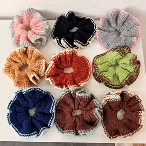 Lot de neuf chouchous en tricot colorés avec bords contrastés au style minimaliste