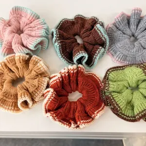 Lot de six chouchous tricotés contrastés avec bordure en dentelle et détails de crochet