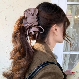 Eleganter dunkelbrauner Satin-Bananenclip mit Plissee-Blumendesign für voluminöses Haar