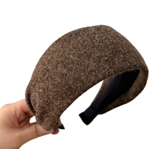 Serre-tête large en mohair marron foncé avec texture épaisse en laine pour look d'hiver