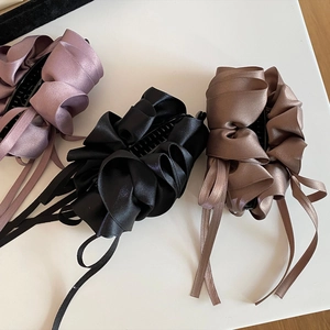 Elegante Satin-Bananenspangen in Puderrosa, Schwarz und Kaffee für voluminöses Haar