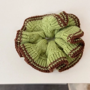 Chouchou en tricot vert herbe avec bordure en dentelle marron foncé pour coiffure femme