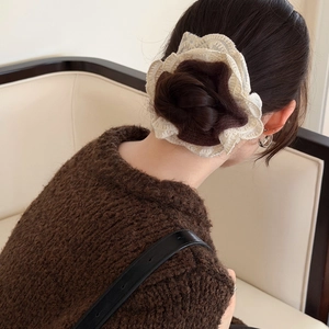 Chouchou en tricot chic pour chignon avec bordure en dentelle crème sur pull marron