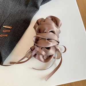 Nahaufnahme der plissierten Satin-Bananen-Haarklammer mit eleganter Seidentextur
