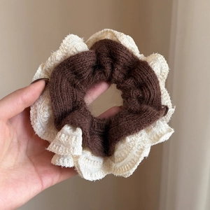 Chouchou oversize en laine marron tricotée et dentelle crème avec motif à volants