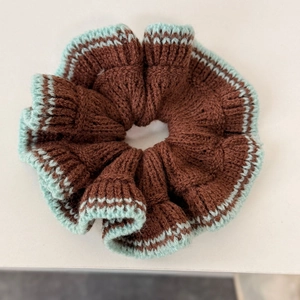 Détails du chouchou en tricot marron et vert menthe avec bordure ondulée crochetée