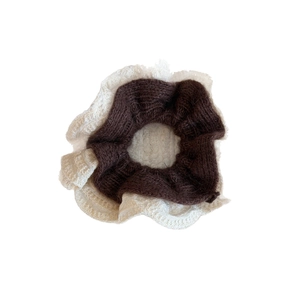 Chouchou en laine marron avec dentelle crème pour coiffure chignon